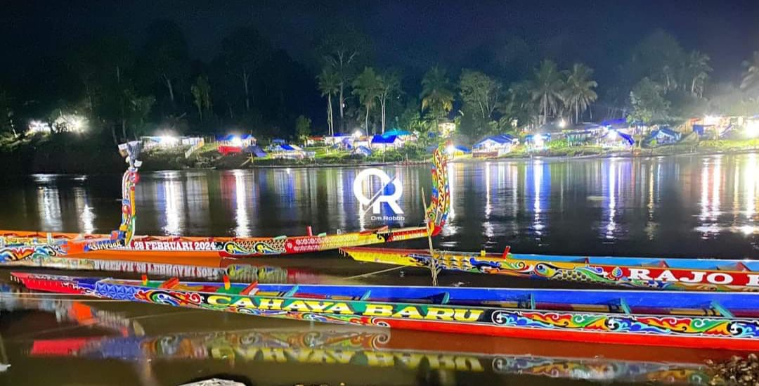 Beberapa jalur terparkir di Tepian Datuk Bandaro Pasar Gunung, Kecamatan Gunung Toar, Selasa (9/7/2024).