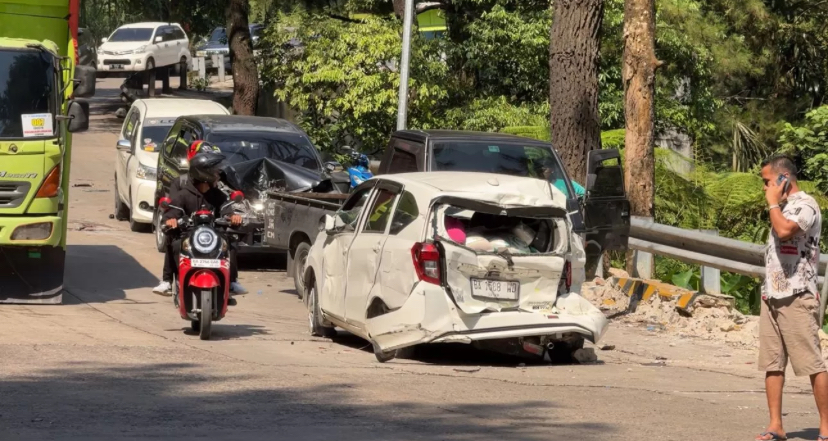 Sejumlah mobil yang terdampak tabrakan beruntun di Panorama 1 Sitinjau Lauik, Kecamatan Lubuk Kilangan, Kota Padang, Minggu siang (7/7/2024).