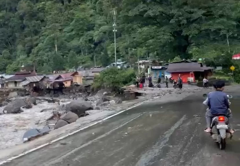 Jalan Lembah Anai rusak parah usai diterjang banjir beberapa waktu lalu.