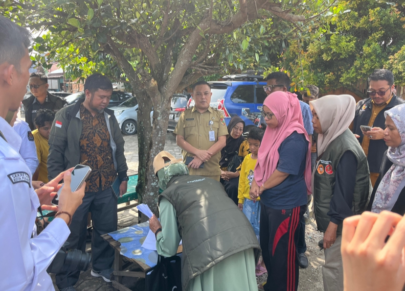 Anggota Bawaslu Kampar Mustakqim Akbar dan Fadriansyah meninjau pelaksanaan coklit di perbatasan Kampar-Pekanbaru, Senin (8/7/2024).