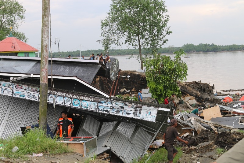 Pemkab Inhil menetapan bencan abrasi di Tembilahan Hulu dengan status tanggap darurat bencana.