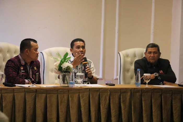 Kepala Kanwil Kemenkumam Riau Budi Argap Situngkir (tengah) didampingi Kepala Divisi Administrasi Johan Manurung (kiri) dan Kepala Divisi Pemasyarakatan Ali Syeh Banna.