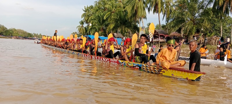 Orang Tua Jalur Rajo Bujang Desa Padang Tanggung Pangean sesaat saat sebelum melepas Jalur dalam perpacuan di Arena Tepian Rajo beberapa waktu lalu.