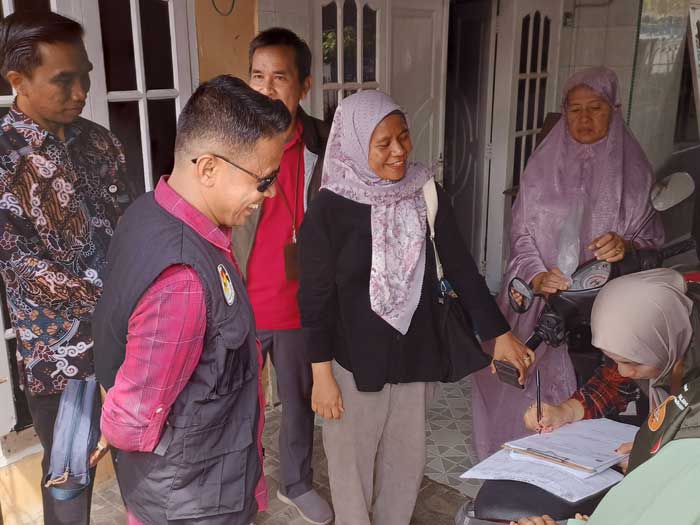 Anggota KPU Provinsi Riau Abdul Rahman, komisioner KPU Kampar dan KPU Pekanbaru memonitor langsung pelaksanaan coklit bersama, Senin (8/7/2024).