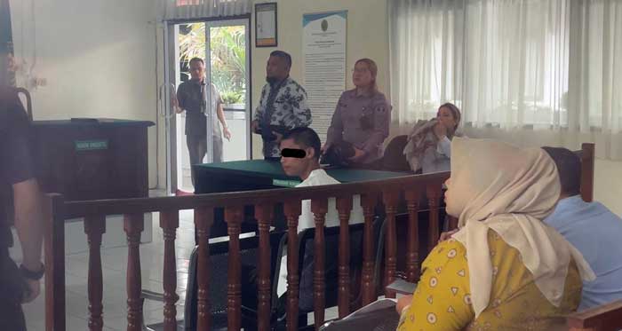 FAG (17) saat menghadapi sidang vonis di PN Pekanbaru pada Selasa (9/7/2024),