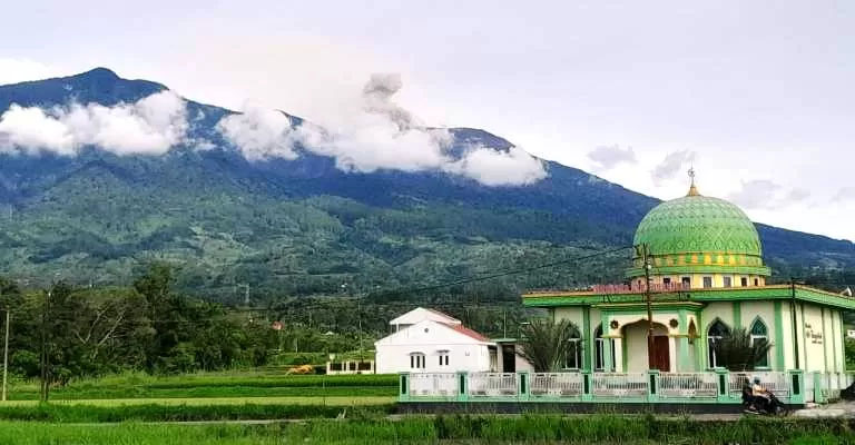 Di Musala Ath Thayyibah Cangkiang ini salah satu lokasi pemasangan sirine tanda bahaya erupsi Gunung Marapi.