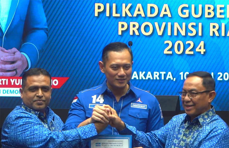 Ketua Umum Partai Demokrat Agus Harimurti Yudhoyono (tengah) salam komando dengan Calon Gubernur dan Wakil Gubernur Riau M Nasir-Wardan usai menyerahkan SK dukungan Partai Demokrat, Rabu (10/7/2024).