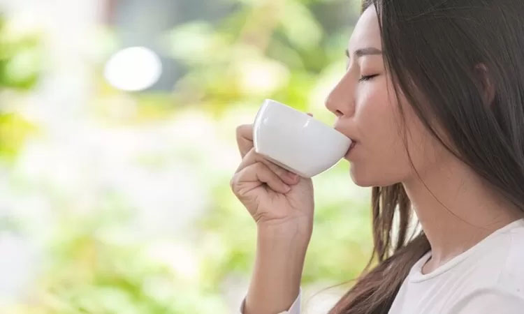 Ilustrasi Seseorang Meminum Kopi