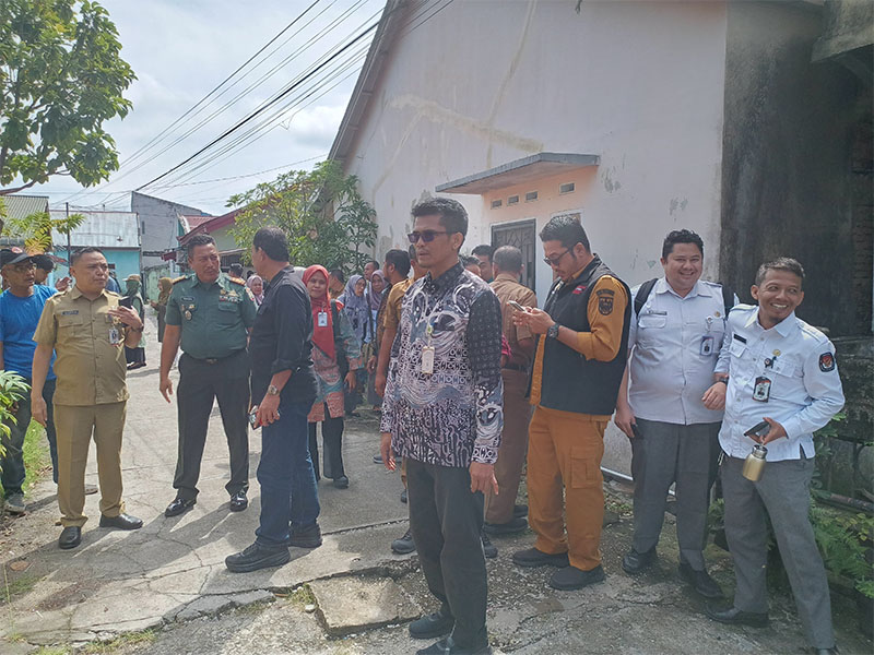 Kadiv Perencanaan Data dan Informasi KPU Kampar Aprizal melaksanakan monitoring coklit di perbatasan Kampar-Pekanbaru, Senin (8/7/2024).