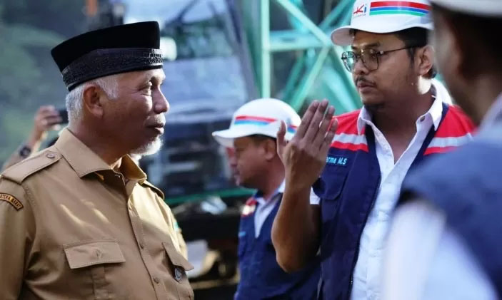 Gubernur Sumbar Mahyeldi saat meninjau perbaikan Jalan Lembah Anai, Kabupaten Tanah Datar, Selasa (9/7/2024) sore.