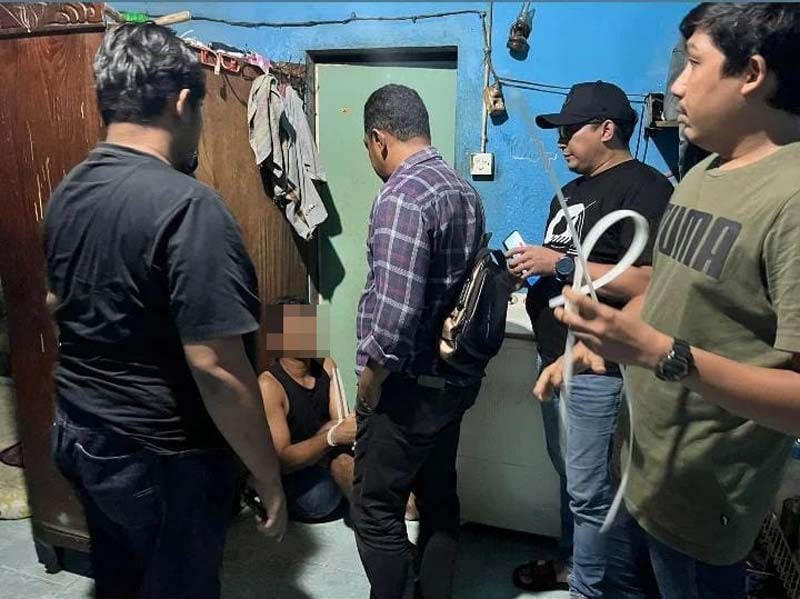 Pelaku pencurian dengan pemberatan (Curat) Rs saat ditangkap petugas kepolisian, Senin (8/7/2024).