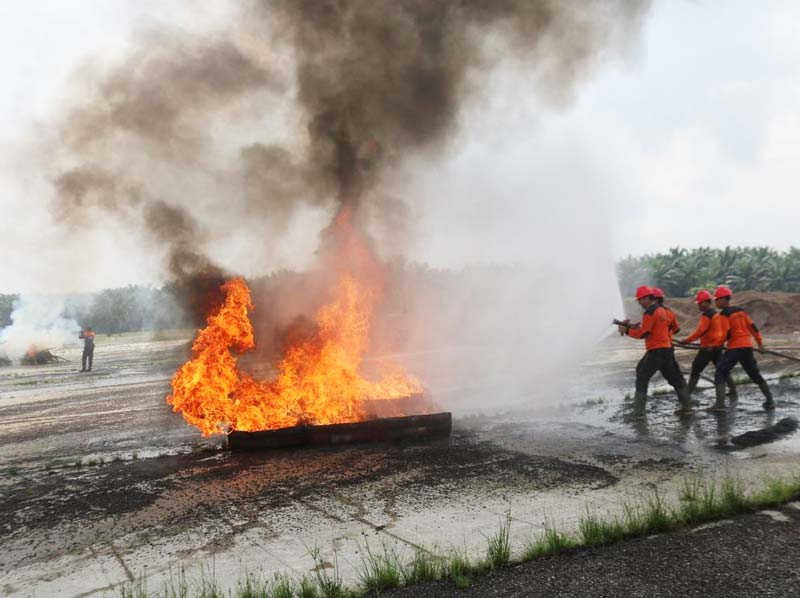 Simulasi penanggulangan karhutla bersama Polri, PT KTU dan masyarakat di Lapangan PT KTU, Desa Pangkalan Pisang, Kecamatan Koto Gasib, Kabupaten Siak, Senin (8/7/2024).