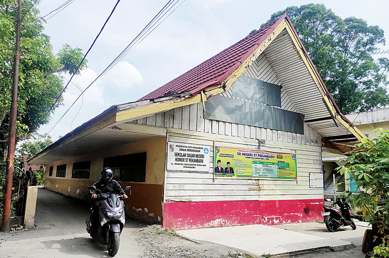 Kondisi bangunan Sekolah Dasar Negeri (SDN) 57 Pekanbaru di Jalan Mangga, Kecamatan Sukajadi yang sepi peminat pendaftar calon murid baru tahun ini, Selasa (9/7/2024). Pemerintah Kota Pekanbaru berenc