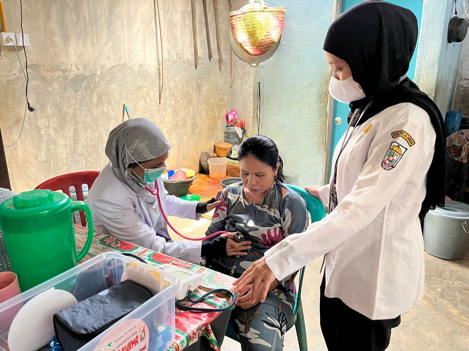 TEKS FOTO : Petugas medis Puskesmas Bandar Seikijang memberikan layanan kesehatan home servis kepada pasien Karisma melalui program Kupas Kurma, Rabu (10/7) siang.