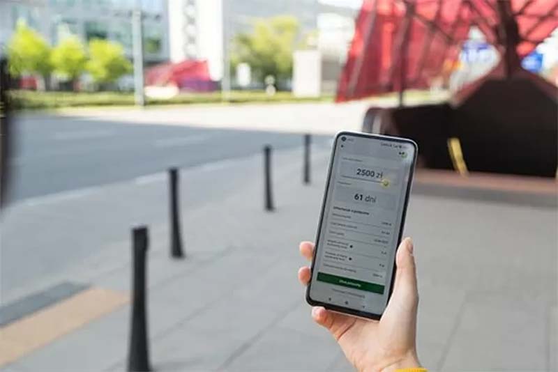 Ilustrasi layanan mobile banking di smartphone.