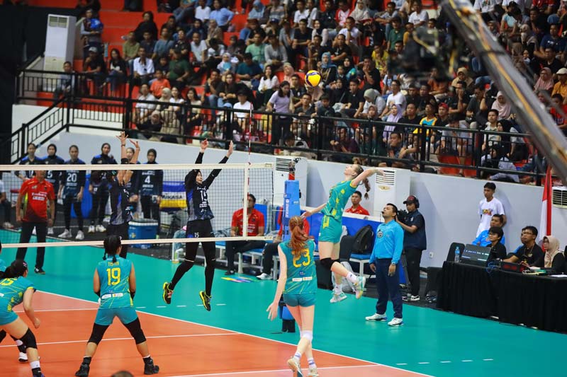 Pemain Jakarta Electric PLN Katerina Zhidkova mela&shy;kukan smash keras saat menghadapi Jakarta Pertamina Enduro pada babak final four PLN Mobile Proliga di GOR Bung Tomo.