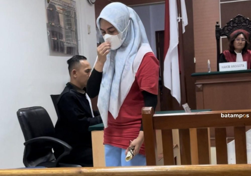 Mantan Sekretaris Kelurahan Batumerah, Batuampar, Lenny Yuliana usai menjalani sidang tuntutan di PN Batam, Senin (1/7).