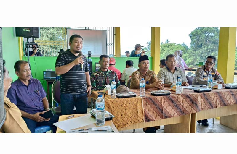 Anggota DPRD Riau, Sardiyono AMd memberikan arahan saat technical meeting di anjungan hakim, Kecamatan Gunung Toar, Selasa (9/7/2024) (MARDIAS CAN/RIAU POS)
