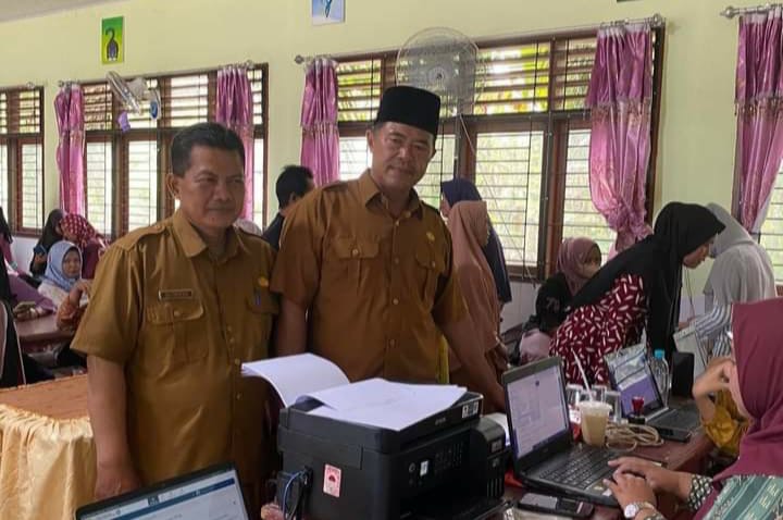 Korwil Disdikbud Kecamatan Rengat Barat, Warsidi (pakai peci) melakukan monitoring PPDB di SMPN 4 Rengat Barat, baru-baru ini.