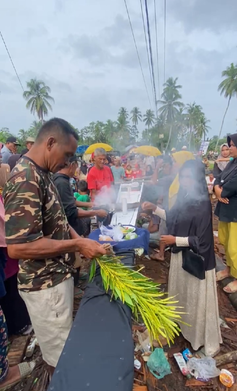 Beginilah prosesi penurunan jalur Palimo Olang Putie dari Desa Sungai Alah, Kecamatan Hulu Kuantan yang sarat dengan mistik, Ahad (16/6/2024).