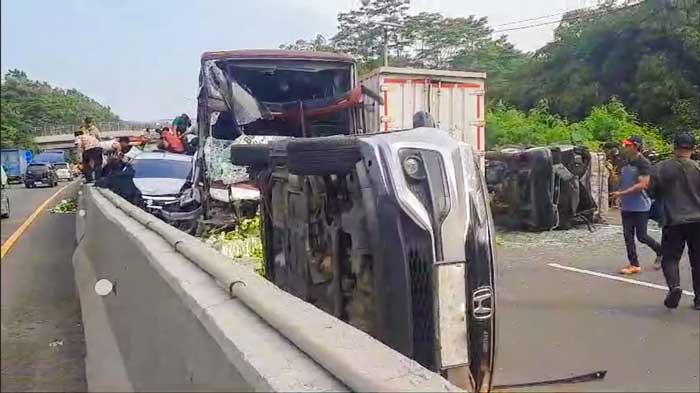 Kecelakaan beruntun yang terjadi di KM 85+600 Ruas Tol Cipularang arah Jakarta pada Rabu (10/7) pukul 15.20 WIB.