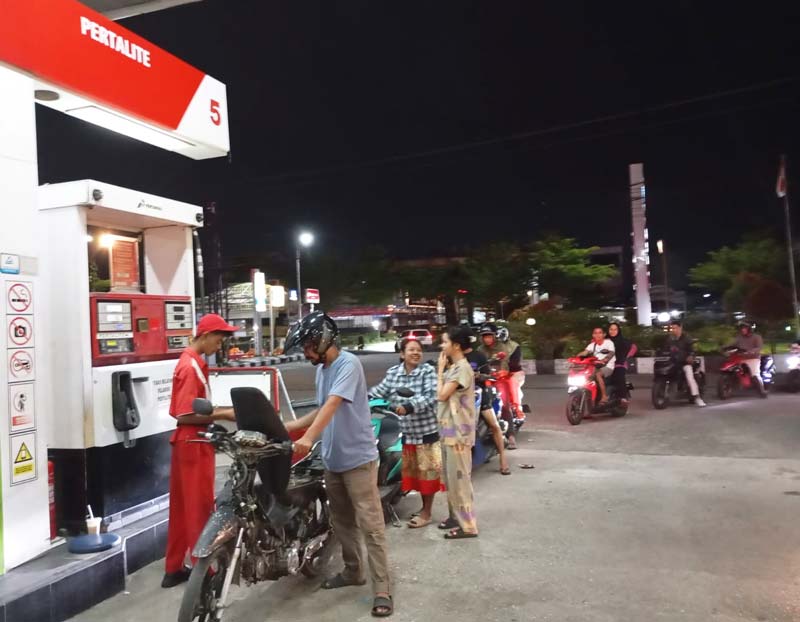 Petugas SPBU di Jalan Soekarno-Hatta Pekanbaru mengisi pertalite ke kendaraan seorang pengendara, Rabu (10/7/2024).
