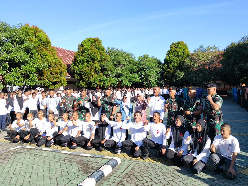 Personel TNI memberikan pendidikan penguatan karakter dan kedisiplinan siswa baru SMKN Pertanian Terpadu Riau.