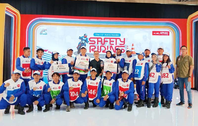 Para pemenang Safety Riding Competition (SRC) tingkat nasional yang digelar oleh Astra Honda Motor (AHM) berfoto bersama usai pengumuman pemenang di AHM Safety Riding.