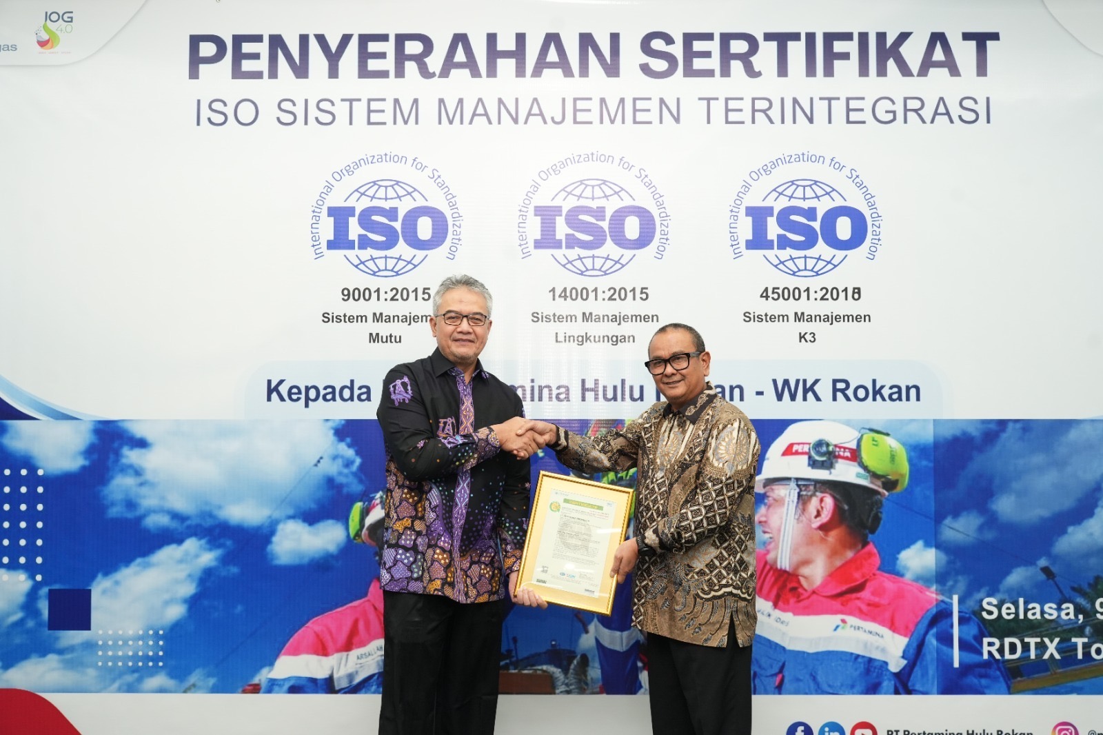 Direktur Utama PT Pertamina Hulu Rokan, Ruby Mulyawan (kiri) menerima sertifikat ISO Sistem Manajemen Terintegrasi (SMT) untuk ISO 9001, ISO 14001 dan ISO 45001.