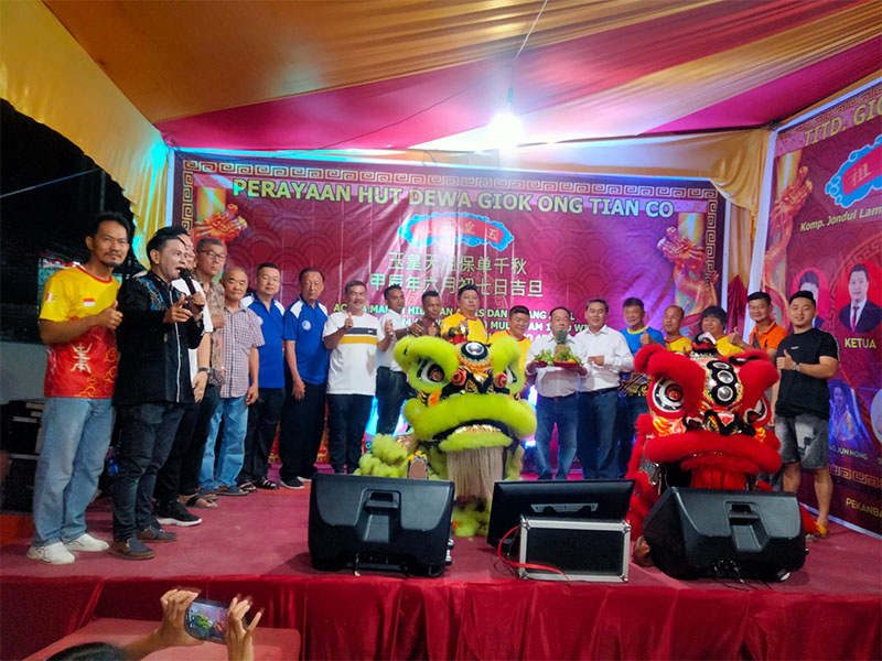 pengurus Tempat Ibadah Tri Dharma Giok Ong Tian Co foto bersama saat perayaan HUT TITD Giok Ong Tian Co, Kamis (11/7/2024) .