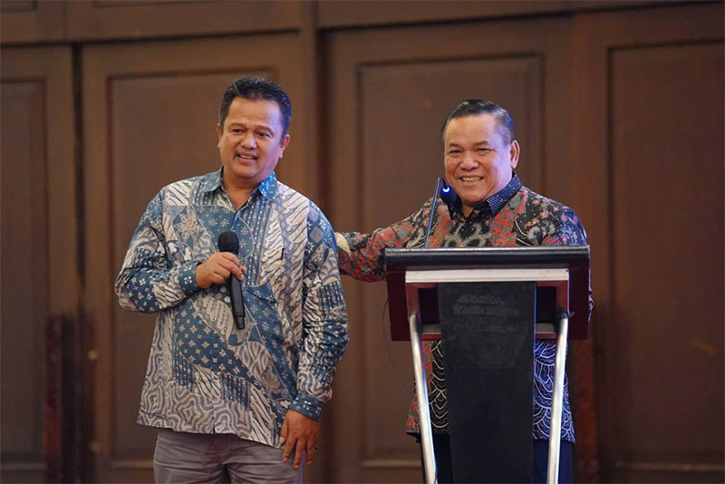Pj Gubri SF Hariyanto berbincang dengan Kepala Sekolah saat penutupan Rakor kepala sekolah SMA,SMK, dan SLB se Riau, Kamis (11/7/2024).