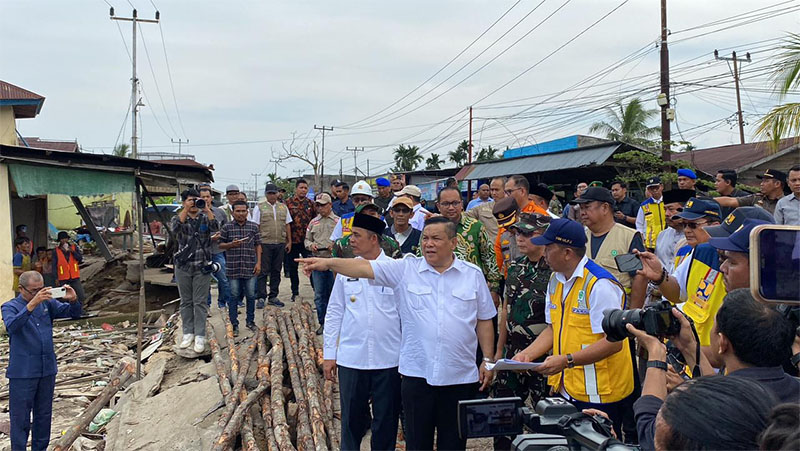 Pj Gubri SF Hariyanto saat meninjau longsor di Jalan Gerilia Tembilahan, Jumat (12/7/2024).