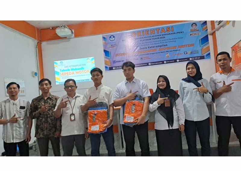Kasi Pendidikan Non Formal (PNF) Disdik Pekanbaru Dwi Sapta Diana SPd (tiga kanan), Direktur LKP RCM Amiruddin M Amin SE MM (tiga kiri), instruktur dan undangan lainnya.