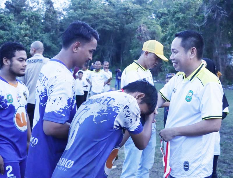 Ketua DPRD Siak Indra Gunawan bersalaman dengan pemuda dan masyarakat pencinta olahraga sepakbola, beberapa waktu lalu.