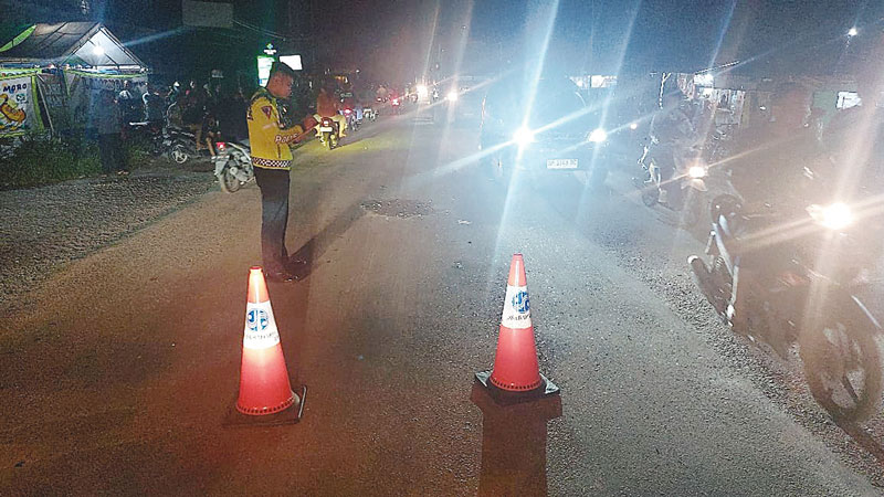 Personel Satlantas Polresta Pekanbaru melakukan olah tempat kejadian perkara kecelakaan lalu lintas yang menewaskan pengendara sepeda motor, Rabu (10/7/2024) malam.