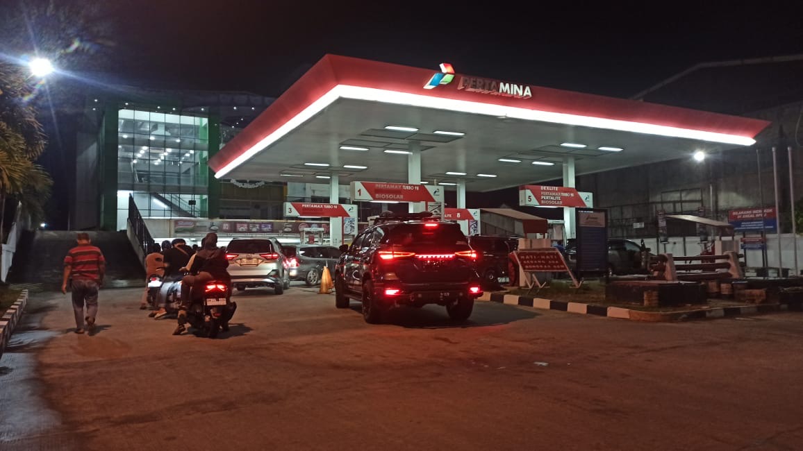 Ket foto: tampak kendaraan roda dua maupun roda empat tengah mengisi BBM di SPBU Jalan Kaharuddin Nasution Pekanbaru, Jumat (12/7/2024).