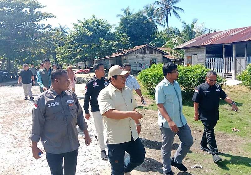 Anggota KPU RI, Idham Holik (dua kanan) didampingi Ketua KPU Riau Rusidi Rusdan  meninjau dan memastikan lokasi TPS PSU di Kebun Rantau Kasai PT Torganda Desa Tambusai