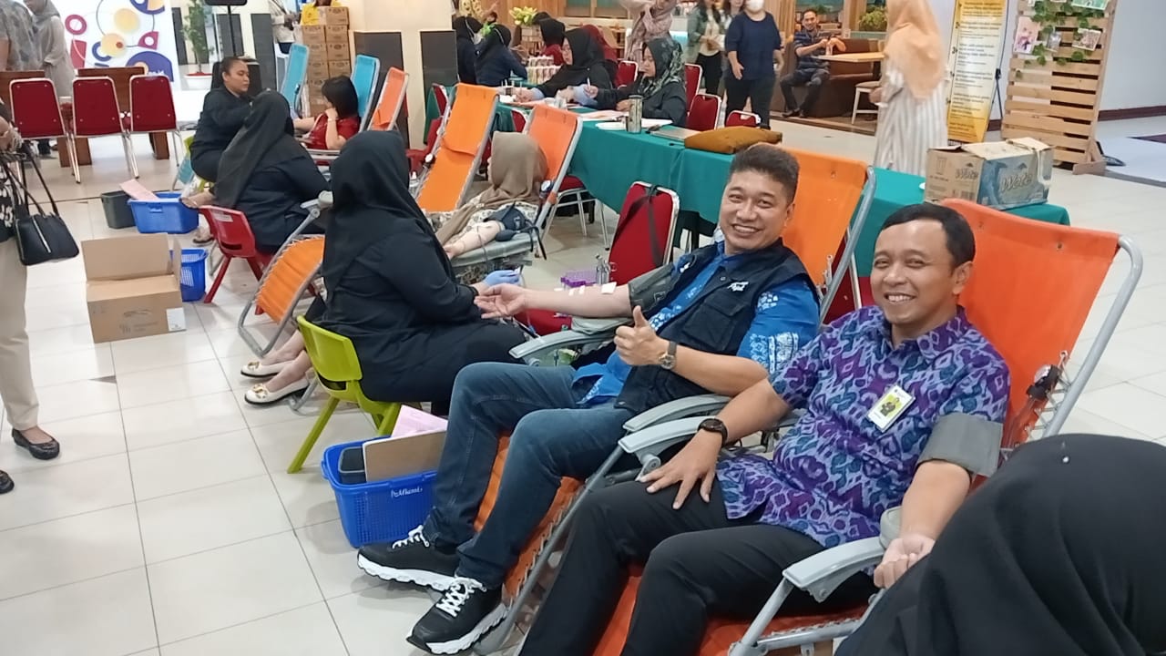Kantor Wilayah DJP Riau, Ardiyanto Basuki (kanan) bersama Pembina IKPTB, Toni (tengah) ikut mendonorkan darahnya dalam kegiatan baksos donor darah di Mal Pekanbaru, Jumat (12/7/2024).