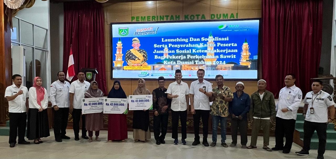 Kepala BPJS Ketenagakerjaan Dumai Iwan Kurniawan foto bersama Wali Kota Dumai H Paisal dan OPD usai launching, penyerahan kartu peserta dan sosialisasi manfaat program BPJS Ketenagakerjaan.