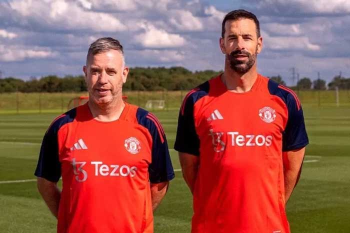 Ruud Van Nistelrooy (kanan) dan Rene Hake (kiri) resmi ditunjuk Manchester United sebagai asisten pelatih Erik Ten Hag pada Kamis (11/7/2024).