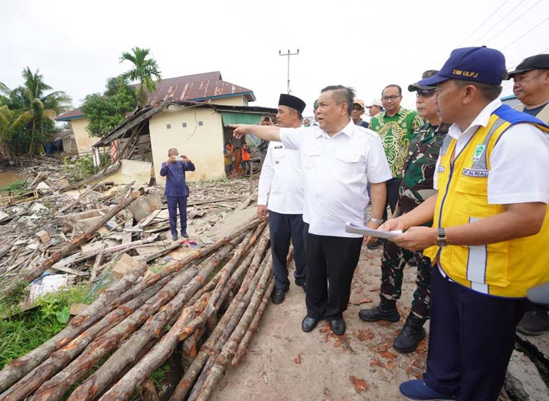 Penjabat Gubernur Riau SF Hariyanto bersama Komandan Korem 031/Wirabima Brigjen TNI Dany Rakca Andalasawan dan Penjabat Bupati Inhil Herman meninjau lokasi longsor.