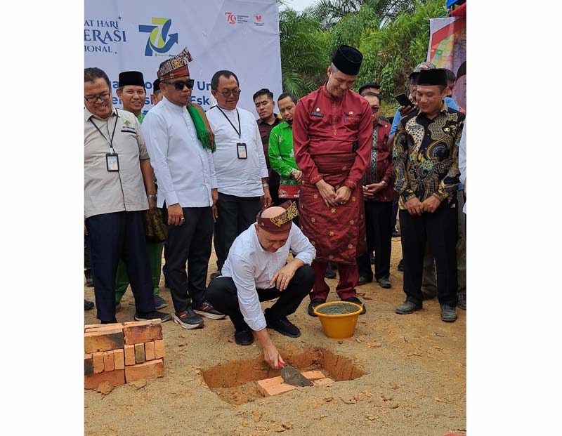 Menteri Koperasi dan UKM RI Teten Masduki disaksikan Bupati Pelalawan Zukri melakukan peletakan batu per&shy;tama pembangunan pabrik minyak makan merah di Desa Bukit Gajah, Kecamatan Ukui.
