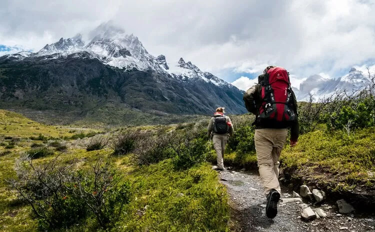 Potret orang yang sedang mendaki gunung.