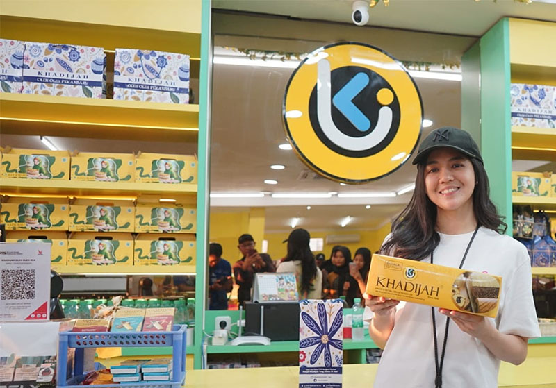 FDJ Una memperlihatkan salah satu produk yang dijual di Khadijah oleh-oleh Jalan Kaharuddin Nasution Pekanbaru, Sabtu (13/7/2024).