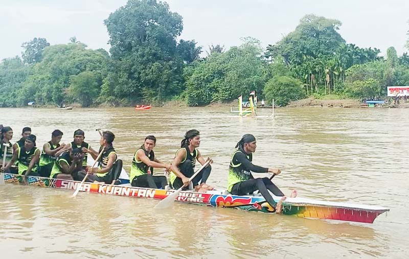 Jalur Singa Kuantan meluncur menuju pancang start saat pacu jalur di Tepian Datuak Bandaro, Pasar Gunung, Jumat (12/7/2024).