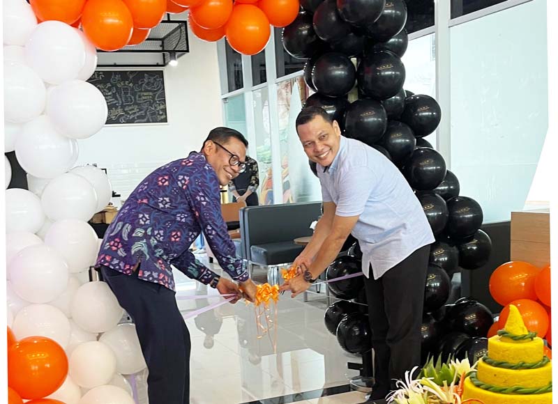 General Manager Fox Hotel Pekanbaru Azwar Zahlul Situmorang  (baju batik) didampingi Kadis Dinas Pariwisata Pekanbaru Ardiansyah (kanan) melakukan pengguntingan pita dalam grand opening Corner Lounge.