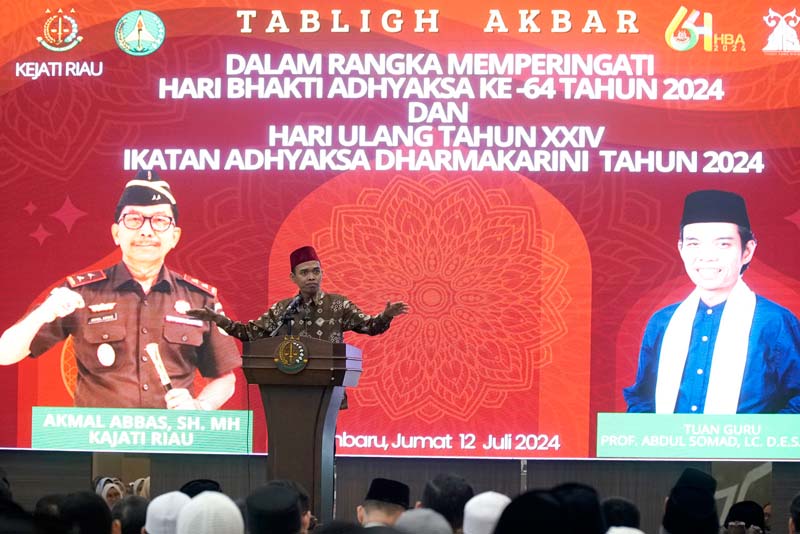 Ustaz Abdul Somad (UAS) saat menyampaikan tausiah dalam tablig akbar peringatan Hari Bhakti Adhyaksa di Pekanbaru, Jumat (12/7/2024).