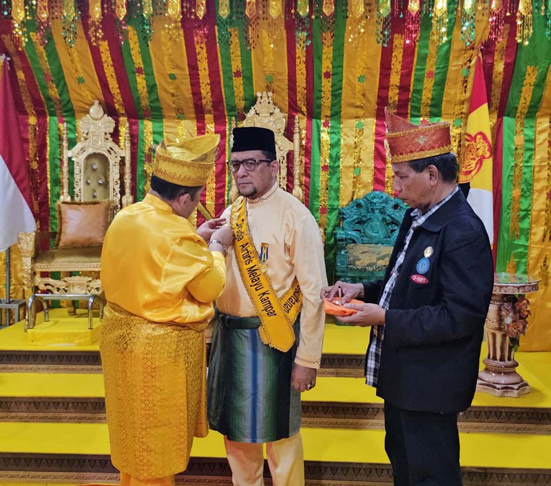 Gelar kehormatan diberikan kepada Anak Kemenakan Prof Dr (HC) H Sofyan Siroj bin Abdul Wahab Lc MM sebagai Yang Berbahagia (YM) Dato&rsquo; Pakemadiradja Jasa Negeri Diradja Airtiris Melayu Kampar.