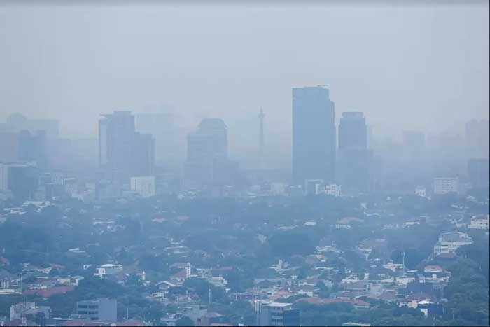 Suasana Kota DKI Jakarta diselimuti kabut polusi. Data situs IQAir Jakarta tercatat menjadi kota dengan kualitas udara dan polusi terburuk di dunia dengan nilai indeks 168