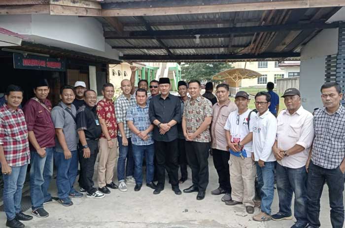 Kajari Bengkalis Dr Sri Odit Megonondo SH MH menggelar silaturahami dan  ramah tamah bersama wartawan Pulau Bengkalis di salah satu caffe  di Jalan Yos Sudarso Bengkalis, Jumat (12/7/2024).